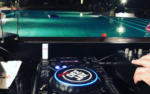 Il dj set a bordo piscina
