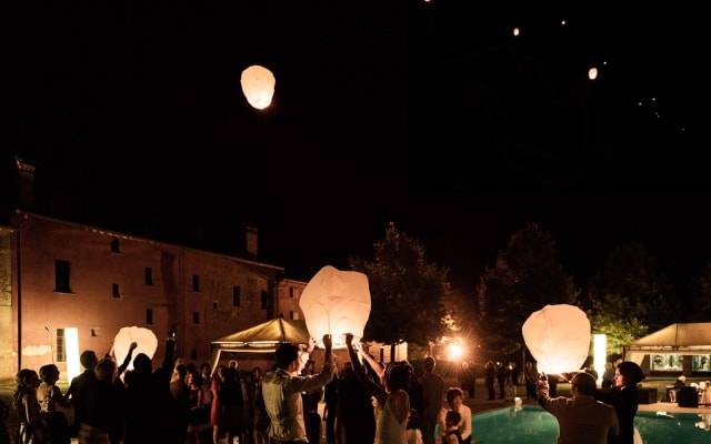Le lanterne nel cielo della notte